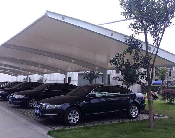 膜結(jié)構(gòu)停車棚建筑的特性有哪些？